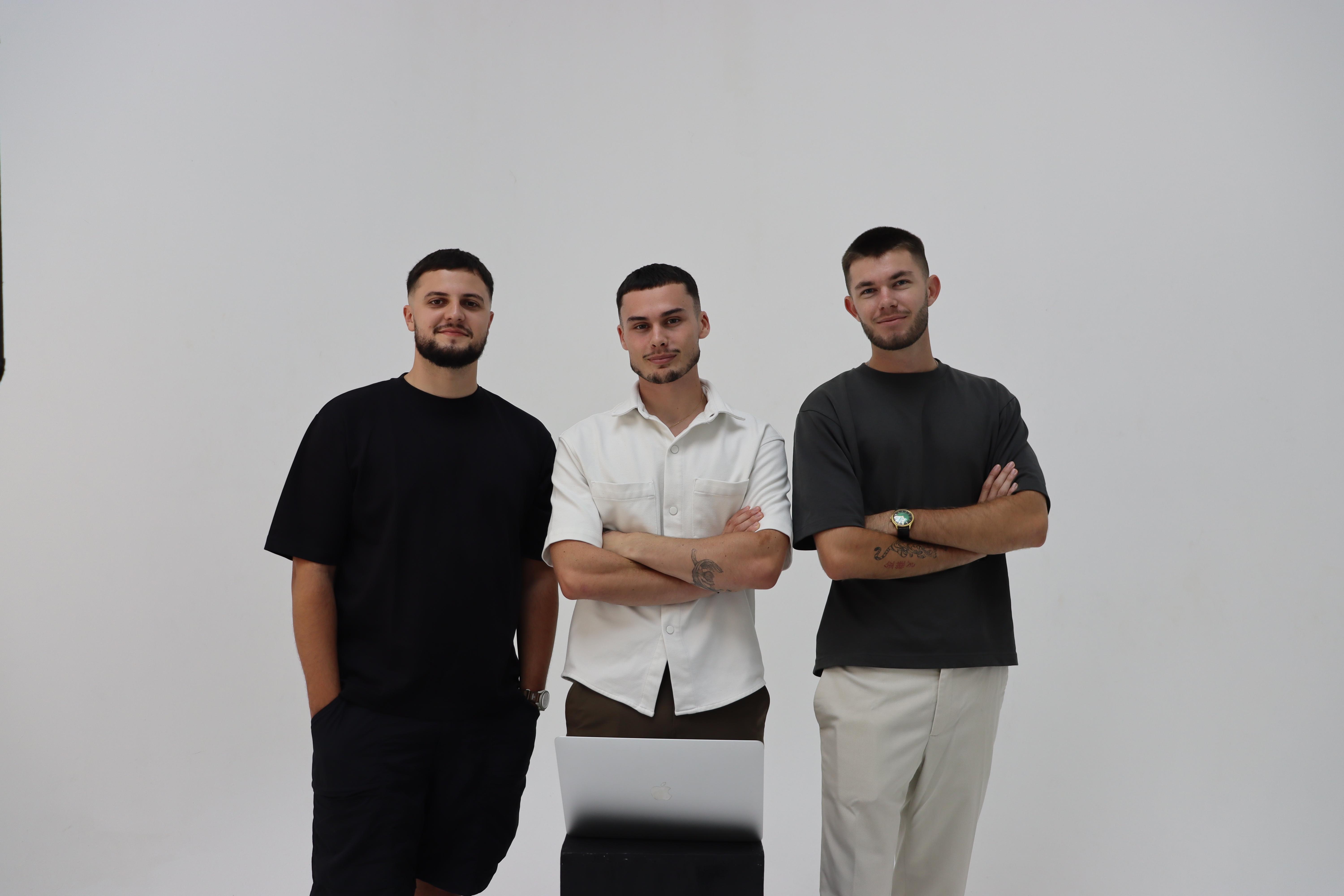 Entrepreneur satisfait de sa nouvelle boutique Shopify